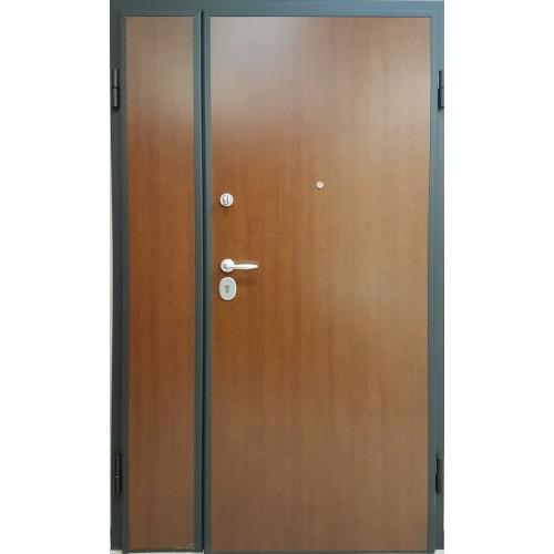 Porta blindata in legno con telaio scuro, vista frontale