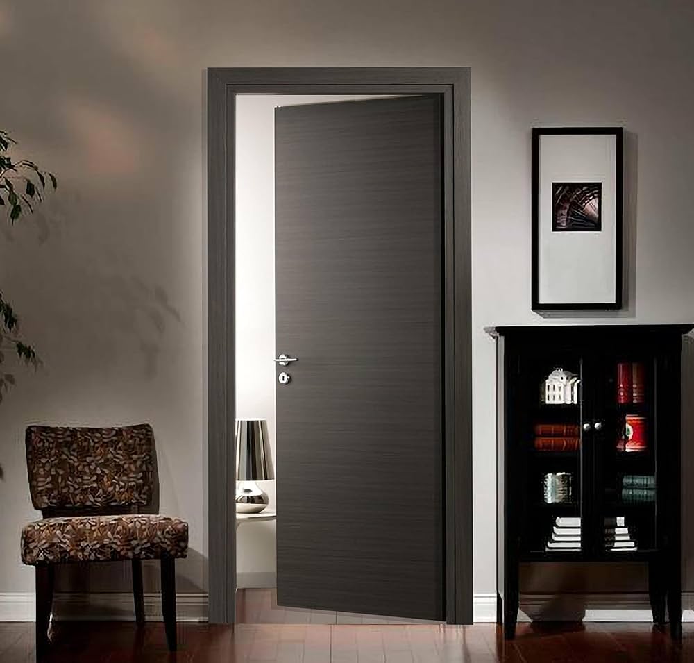 Porta interna moderna con finitura scura, vista ambiente