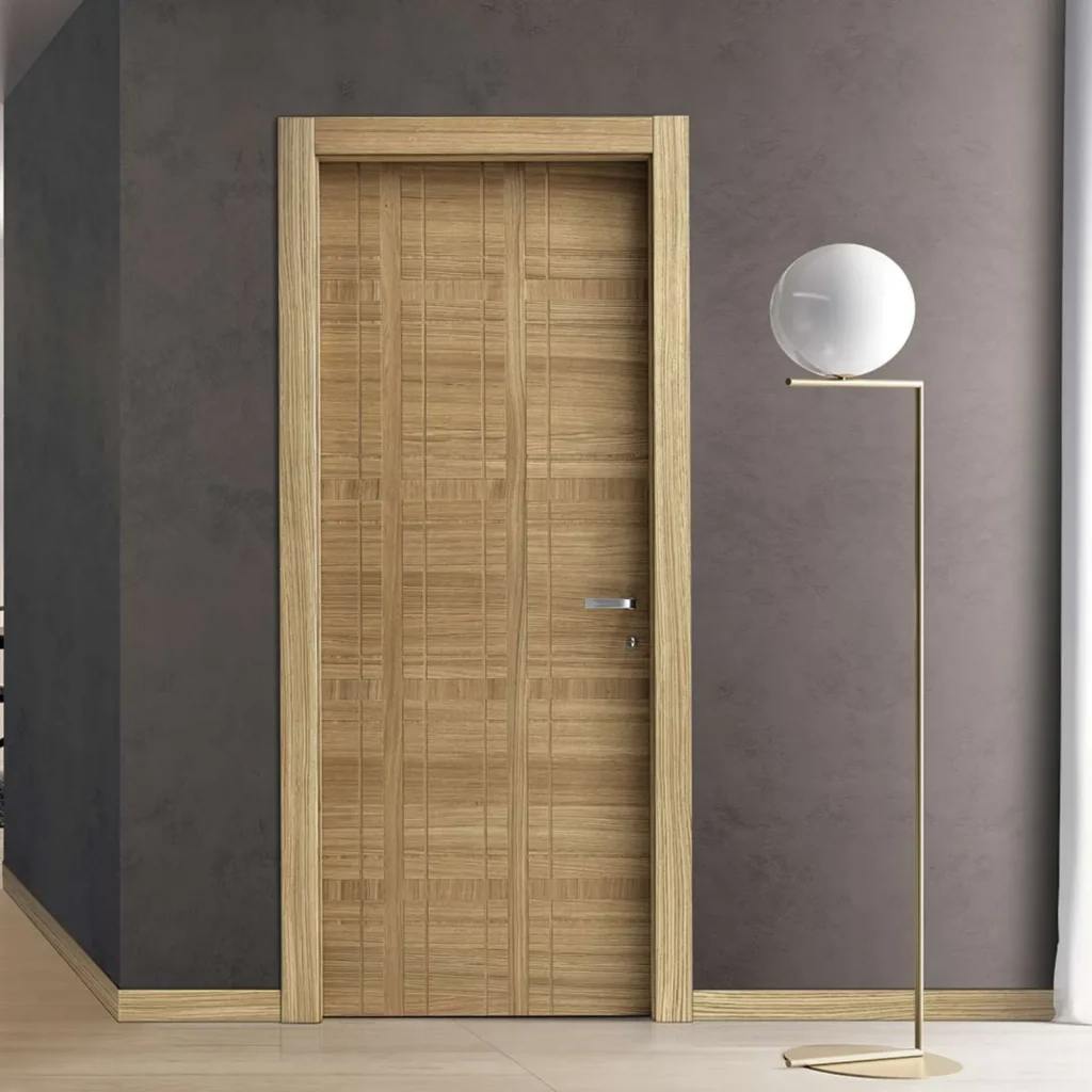 Porta interna in legno con incisioni decorative, vista frontale in ambiente moderno