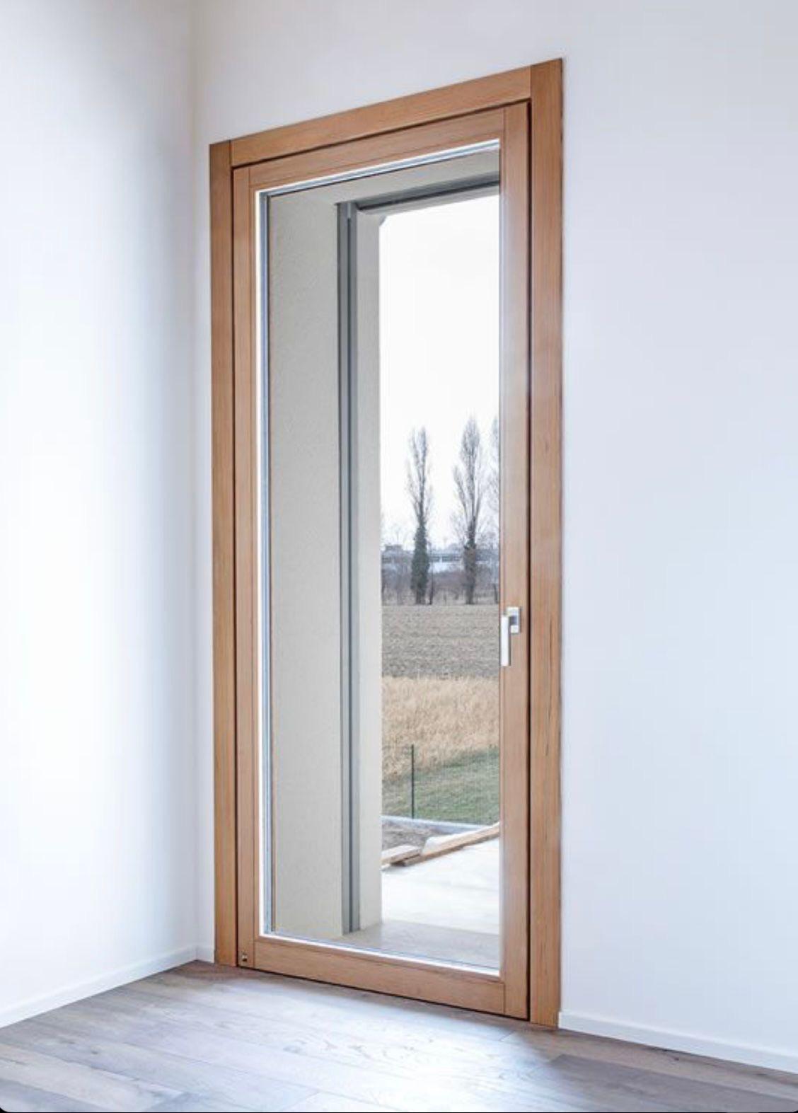 Portafinestra a un’anta con serramento effetto legno, vista interna