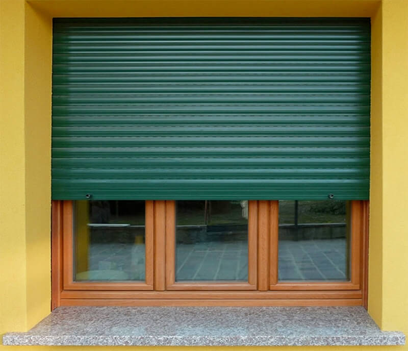 Tapparella esterna verde su finestra, vista frontale