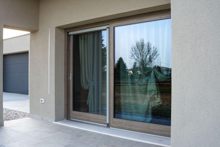 Serramento scorrevole a due ante su apertura esterna