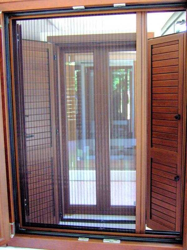 Zanzariera plissettata installata su finestra, vista interna