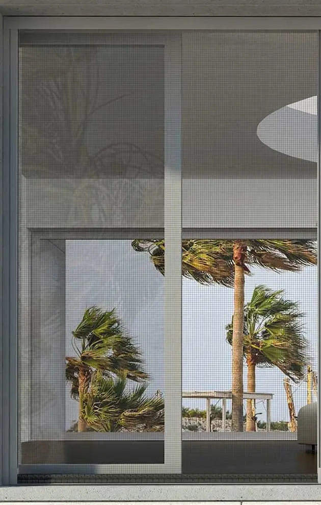 Zanzariera scorrevole su ampia apertura, vista esterna