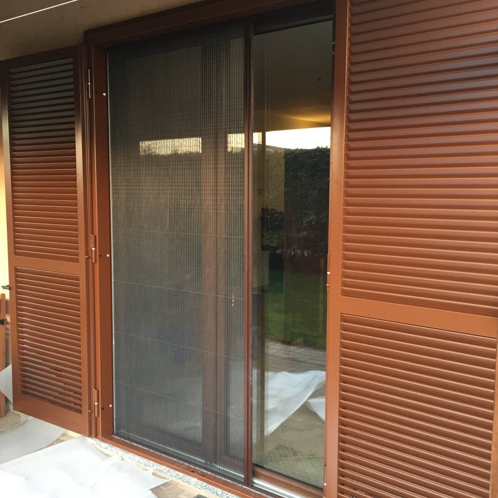 Zanzariera plissettata su serramento scorrevole con scuri, vista esterna